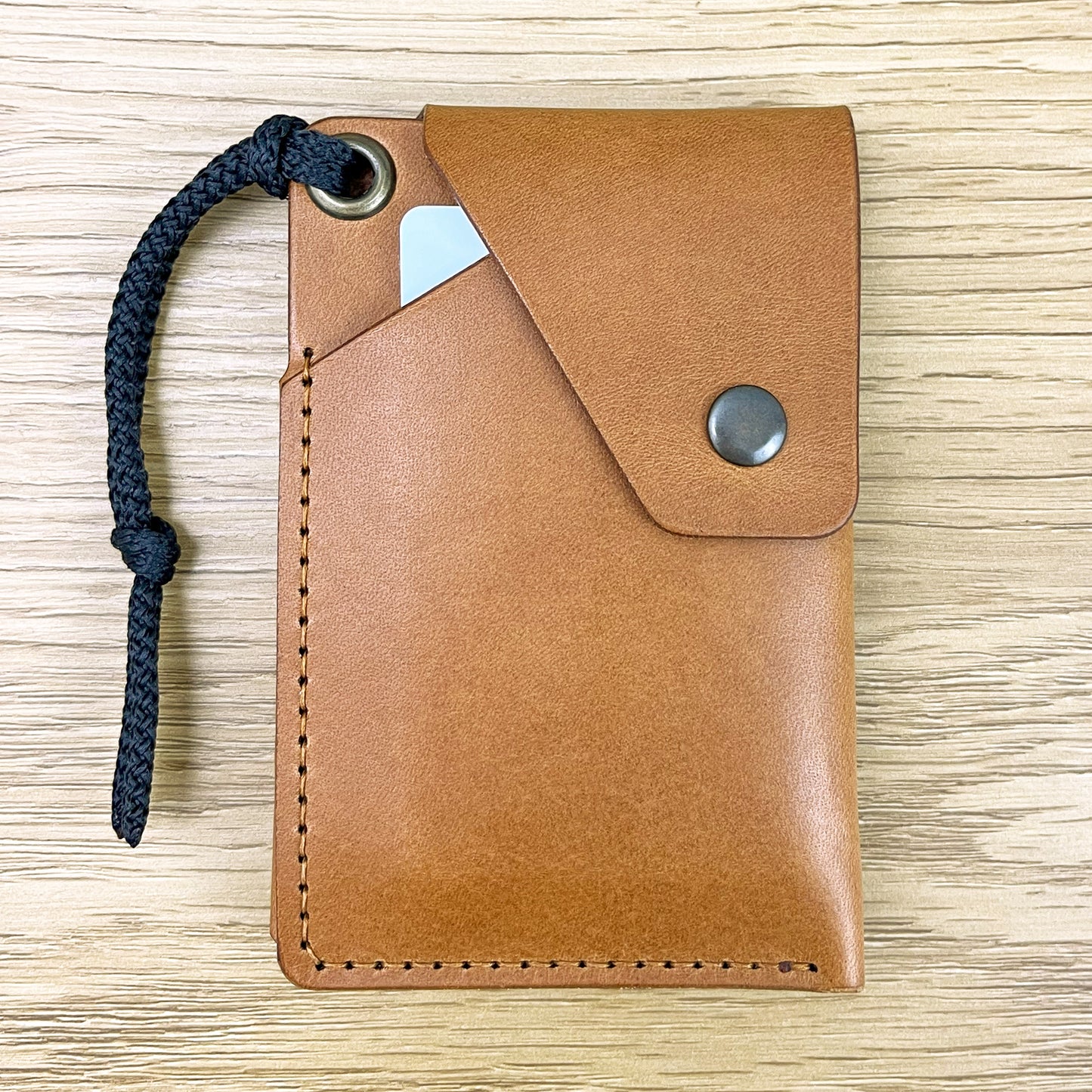 OCEANUS Caramelo leather card wallet — front view with snap button