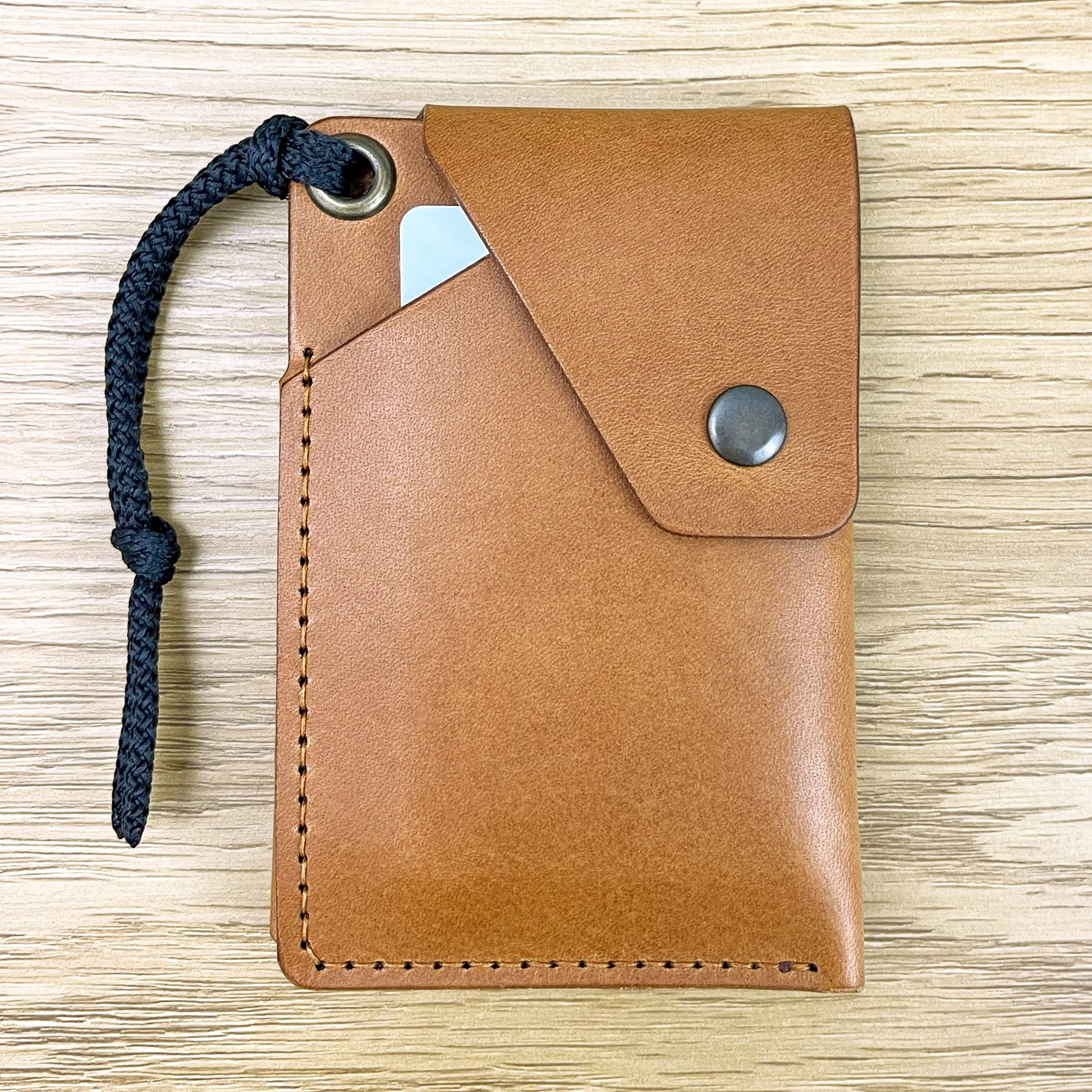 OCEANUS Caramelo leather card wallet — front view with snap button